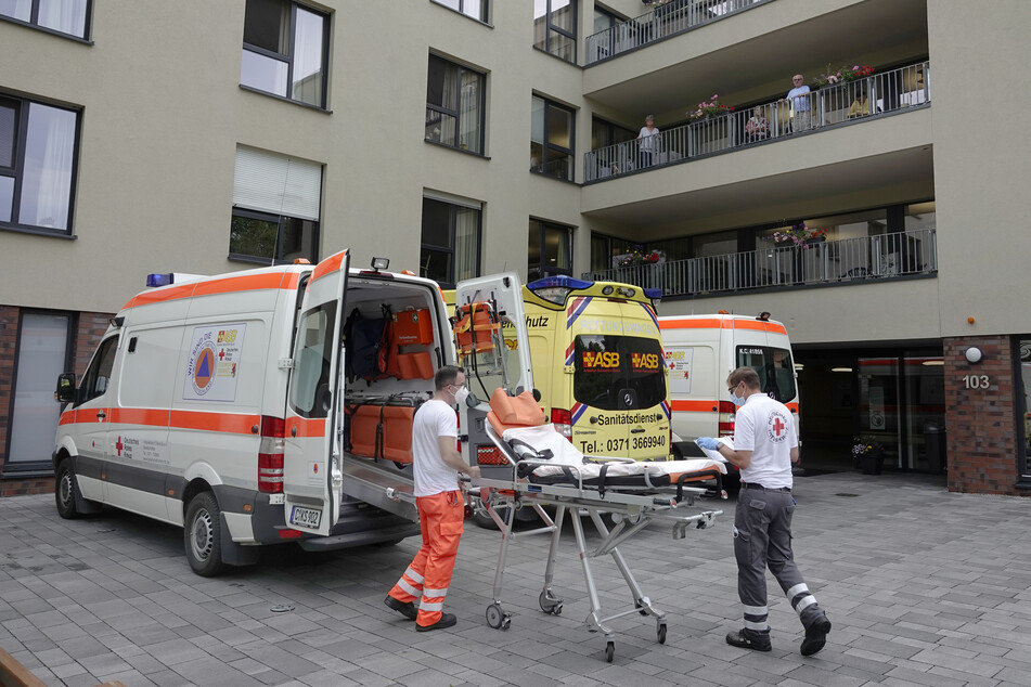 Am Sonnabend brachten Helfer bettlägerige Senioren vorsorglich ins Klinikum - hier aus der Seniorenresidenz "Am Kirschhof".