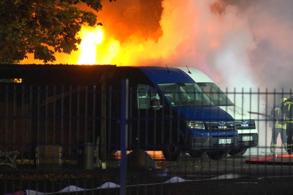 Feuerwehrleute kämpften gegen die Flammen an, konnten die angesteckten Fahrzeuge aber nicht retten.