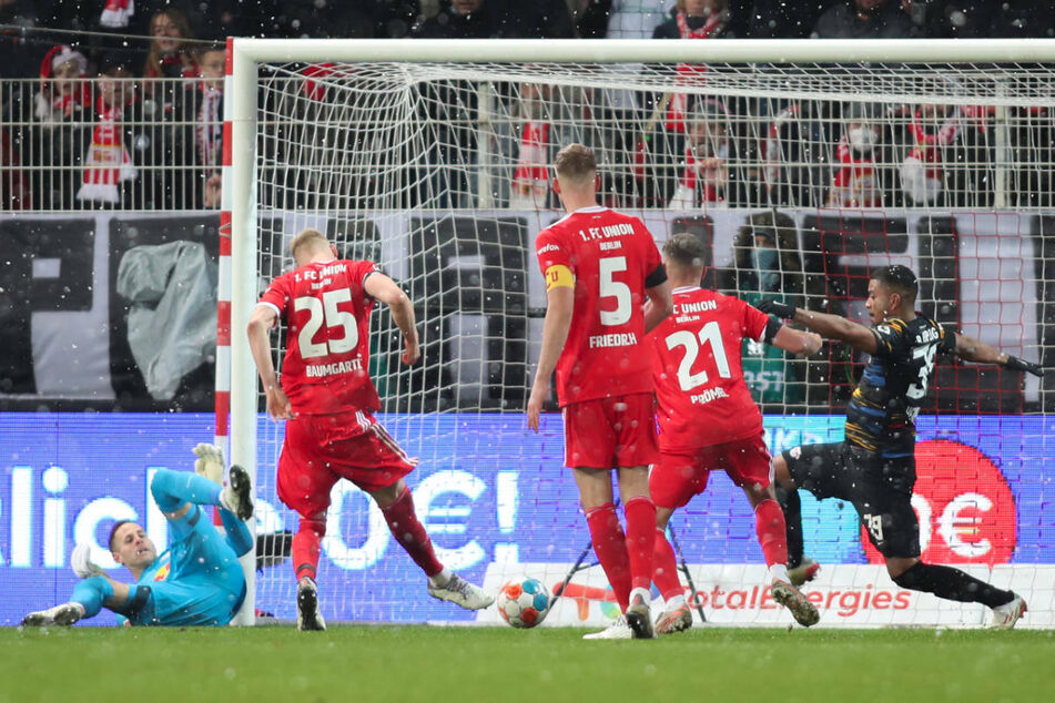 Timo Baumgartl (25, 2.v.l.) schiebt das Leder zum 2:1 für Union Berlin über die Linie.