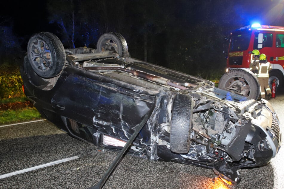 Nach der Kollision mit einem Transporter hat sich ein Auto im Kreis Dithmarschen überschlagen. Sechs Personen wurden verletzt.