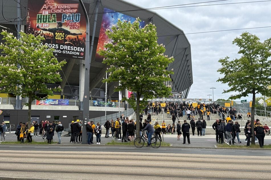 Obwohl die Stadiontore erst um 11.30 Uhr öffnen und ein Spalier an der Lennéstraße geplant ist, stehen die ersten SGD-Anhänger bereits vor dem Eingang des RHS.