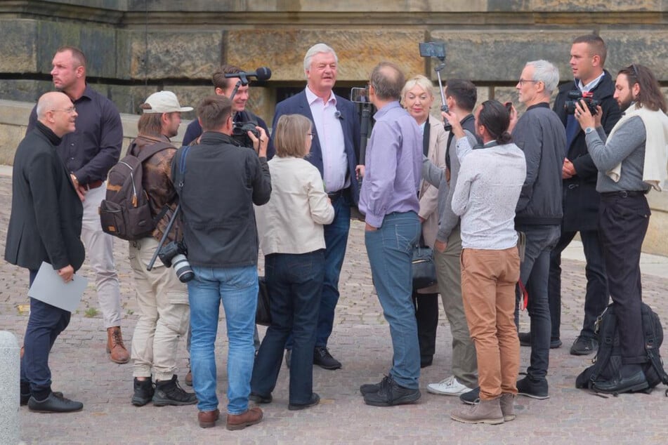 Vor Prozessbeginn gibt "Compact"-Chef Jürgen Elsässer (68, M.) Pressevertretern Auskunft.