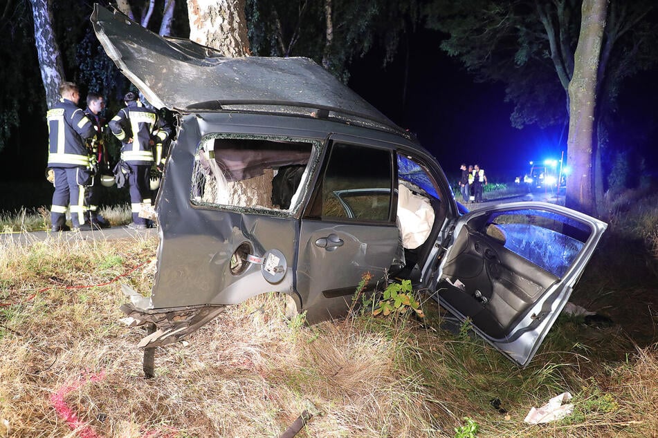 Das Auto wurde während des Unglücks halbiert und vollkommen zerstört.