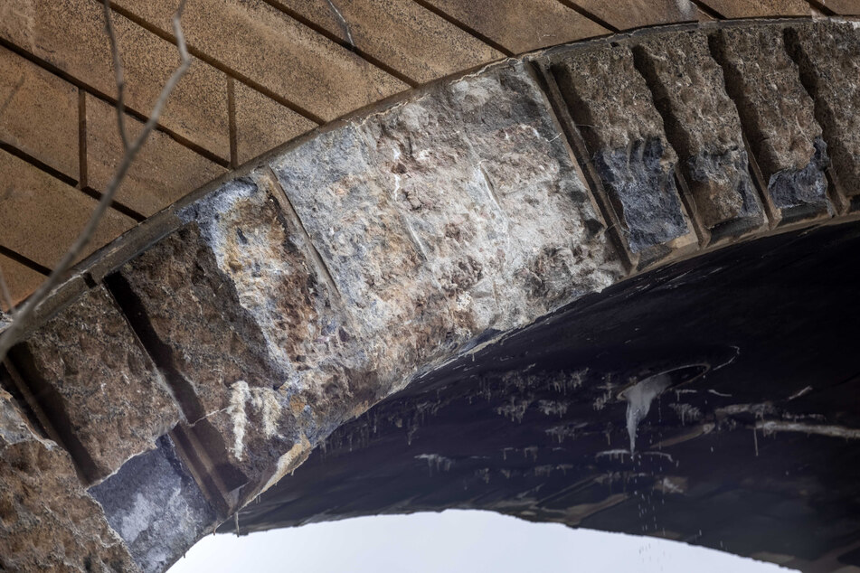 An dieser Stelle sind vom Chemnitztal-Viadukt hinter der Schönherr-Fabrik Steine abgebrochen und auf den Radweg gestürzt.