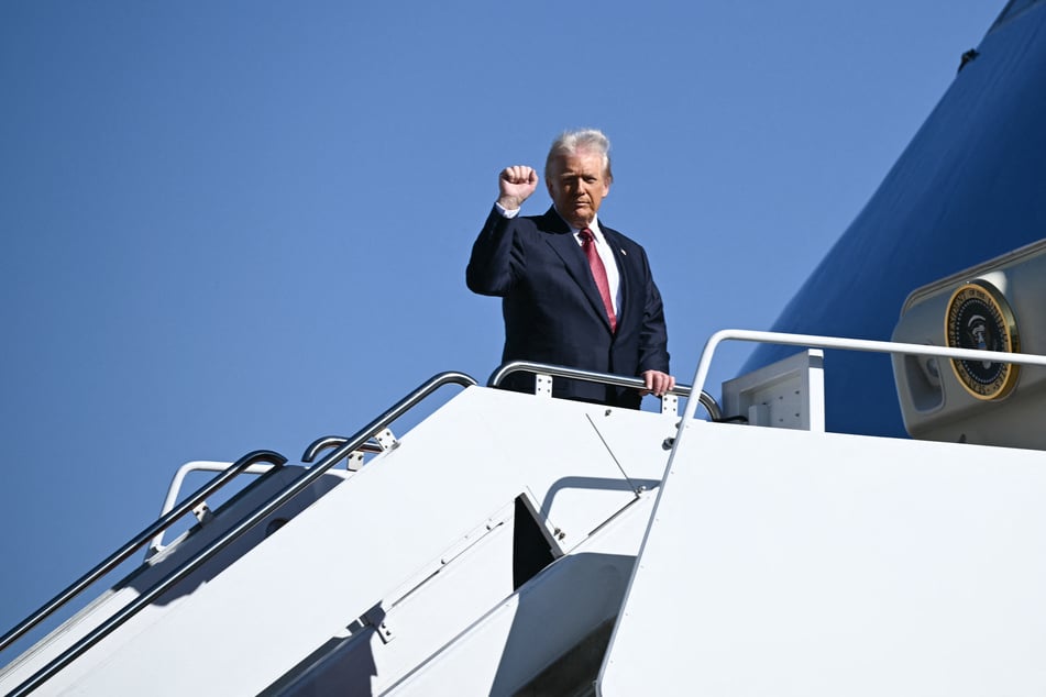 Donald Trump (81) geht an Bord der Air Force One. (Archivfoto)