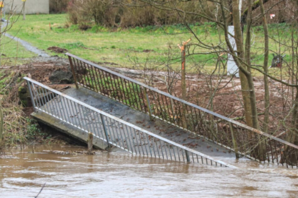 Der Mittelpfeiler der Brücke sei offenbar unterspült worden, so die Vermutung. (Archiv)