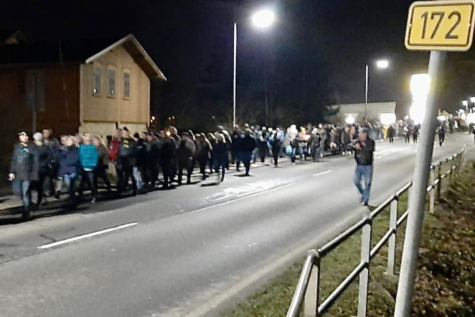 In Bad Schandau versammelten sich etwa 210 Personen zu Protesten.