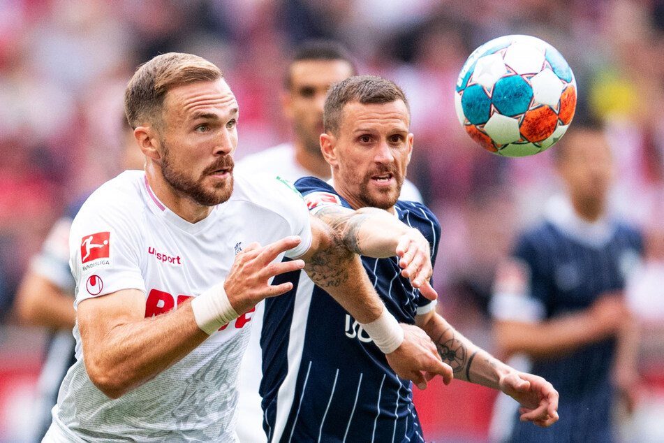 Enges Duell: Kölns Abwehrchef Rafael Czichos (l.) behielt gegen den VfL Bochum um Ex-FC-Stürmer und Torschützen Simon Zoller die Oberhand.