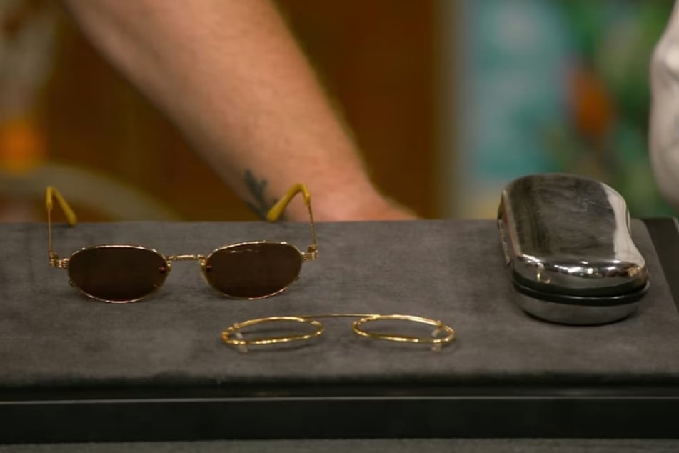 Bei dem Objekt handelt es sich um eine limitierte Sonnenbrille des französischen Star-Designers Jean-Paul Gaultier.