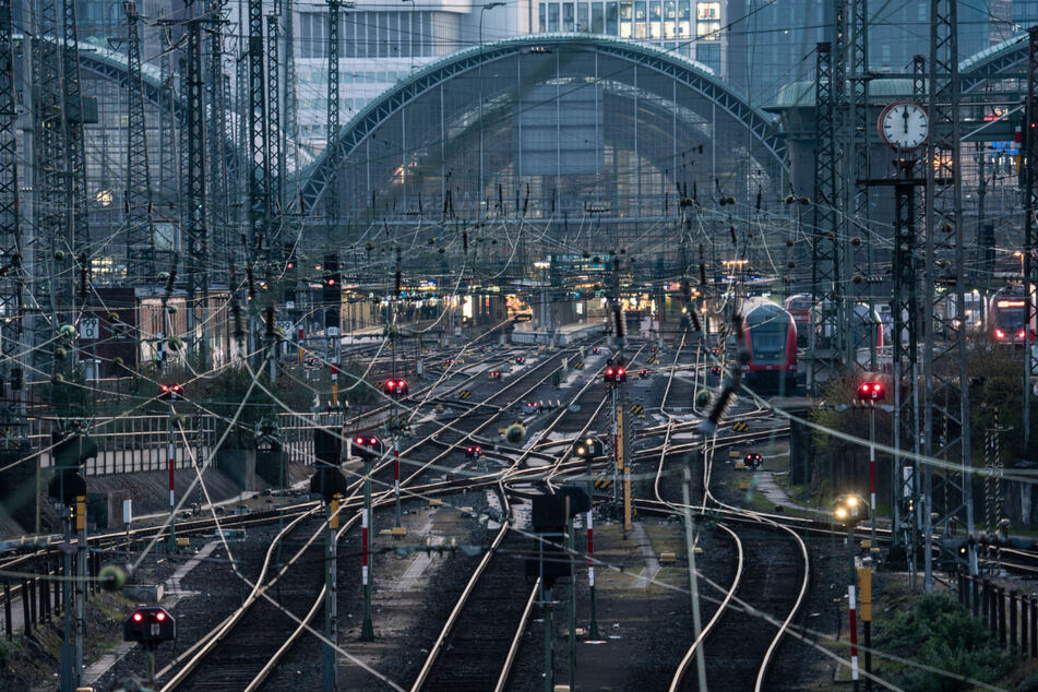 Die Bahn erneuert auch in diesem Jahr ihre Infrastruktur in Hessen, darunter die B-Ebene des Frankfurter Hauptbahnhofs.