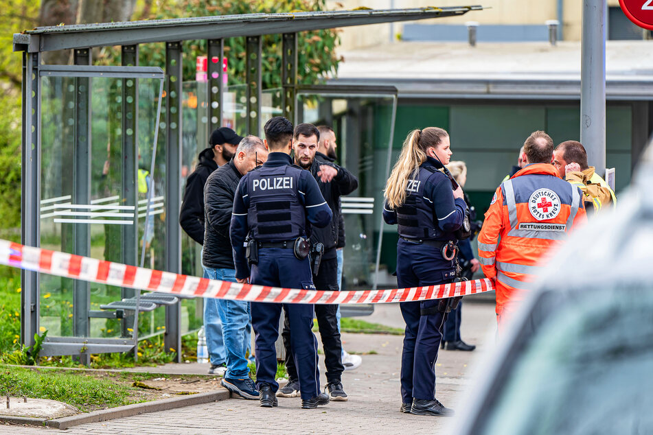 Einsatzkräfte der Polizei sichern Spuren am Tatort in Lüdenscheid, wo ein Mann am Montag (1. Mai) mit einer Schussverletzung gefunden wurde.
