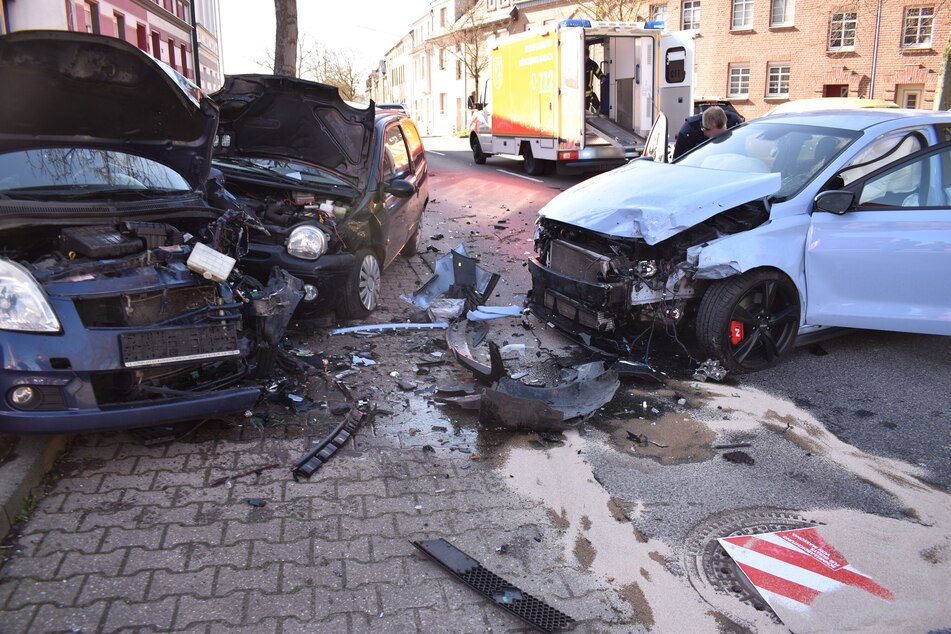 Auto kracht in parkende Fahrzeuge: 55-jähriger Mann kommt ums Leben
