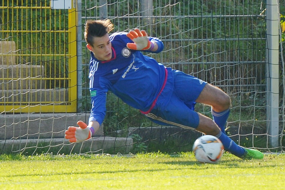 Im Oktober 2015 noch im Trikot von Elversbergs "U17": Dynamo-Keeper Stefan Drljaca parierte einen Elfmeter gegen 1860 München.