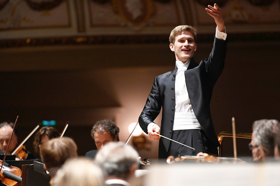 Dirigent Thomas Guggeis (28) leitet das Weihnachtskonzert der Dresdner Philharmonie.