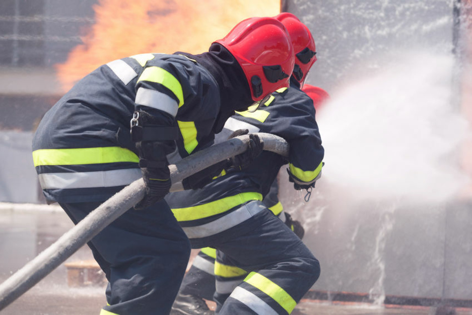 Feuerwehrleute bekämpfen die Flammen (Symbolbild).