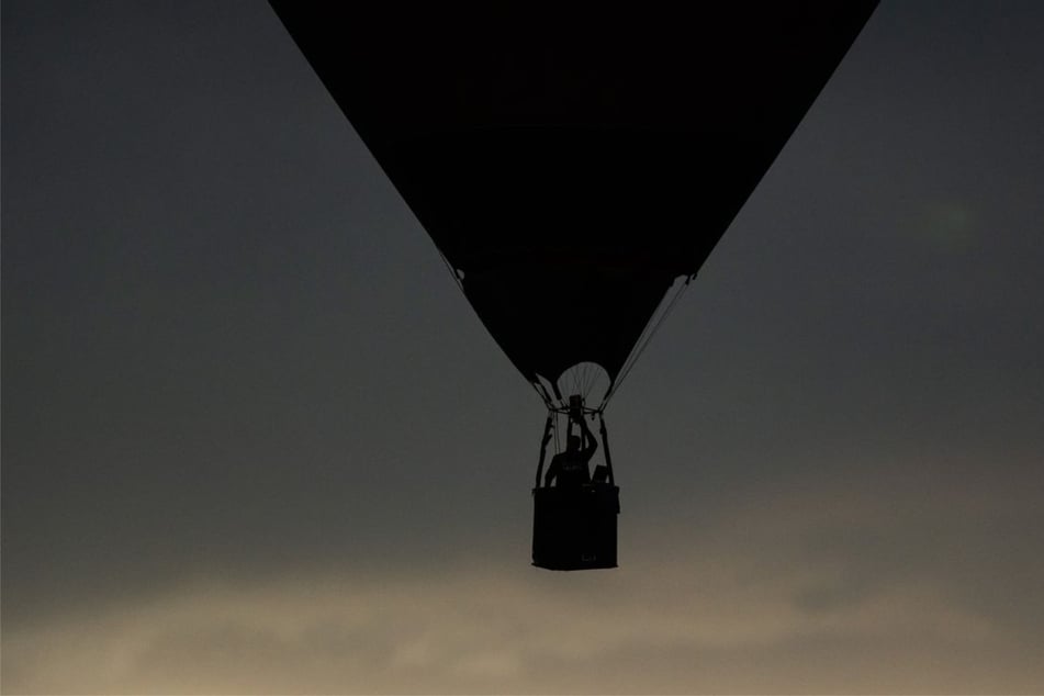 Schwierigkeiten zwangen den Heißluftballon-Führer zur frühzeitigen Landung. (Symbolbild)