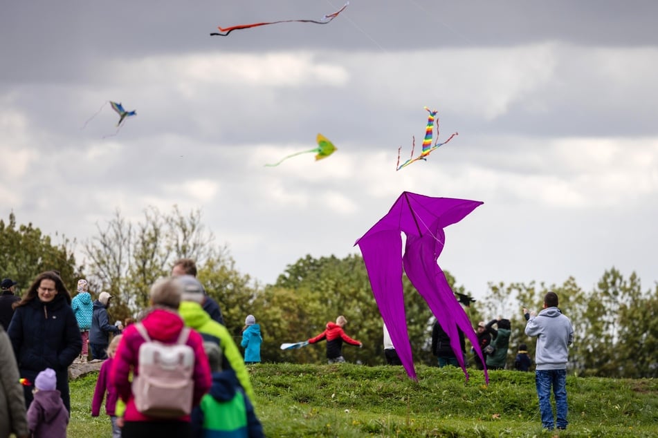 Trotz grauen Wolken und Regen kamen Besucher zum 28. Drachenfest am Stausee Rabenstein.
