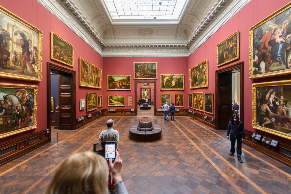 Besucher betrachten in der Gemäldegalerie Alte Meister Bilder. Die Gemäldegalerie Alte Meister in Dresden öffnet am Freitag wieder für Besucher.