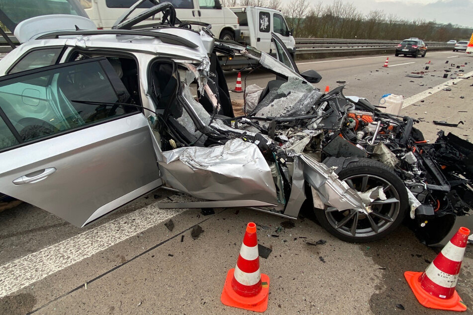 Skoda-Fahrer muss Opel ausweichen, kracht gegen Lkw und verletzt sich schwer