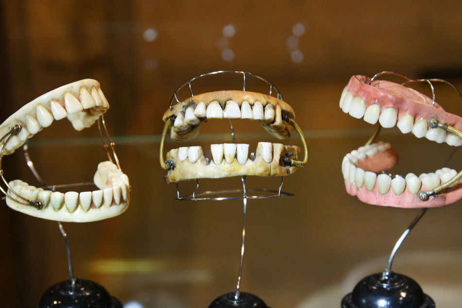 "Gewaltiger Schatz": Dentalmuseum zeigt Skurriles und Religiöses