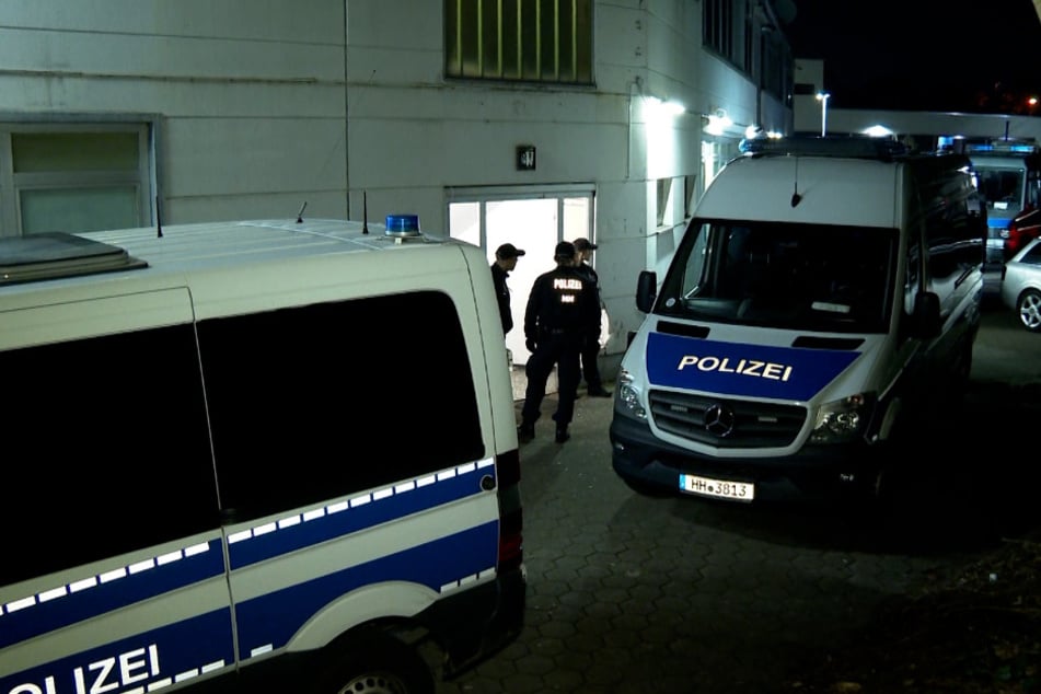 Mehrere Polizeiwagen stehen vor dem Bordell.