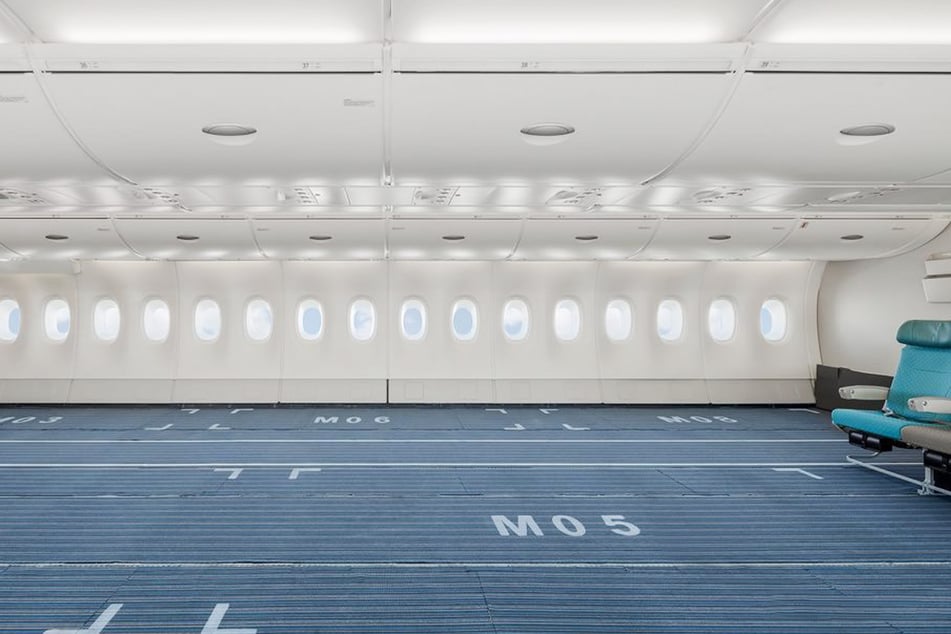 Fast alle Stühle wurden im Frühjahr aus dem Jumbo-Jet entfernt, um so viel Fracht wie möglich transportieren zu können.