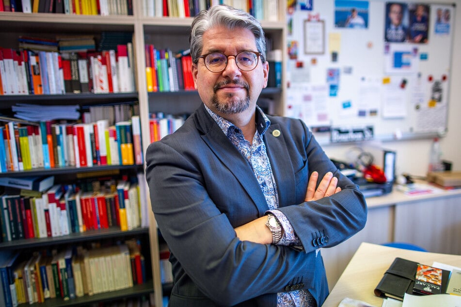 Politikwissenschaftler Wolfgang Muno (57) von der Universität Rostock sieht nach den jüngsten Umfrageergebnissen auch eine Gefahr für die SPD. (Archivfoto)