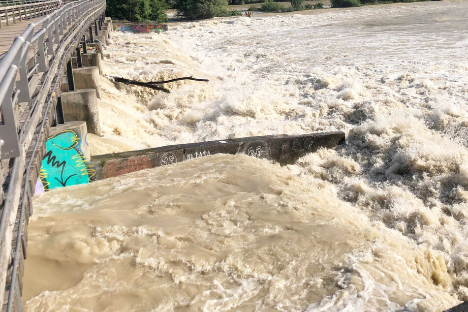 Es besteht Lebensgefahr! Wegen des Hochwassers sind Baden und Bootfahren an der Isar in München vorerst verboten.