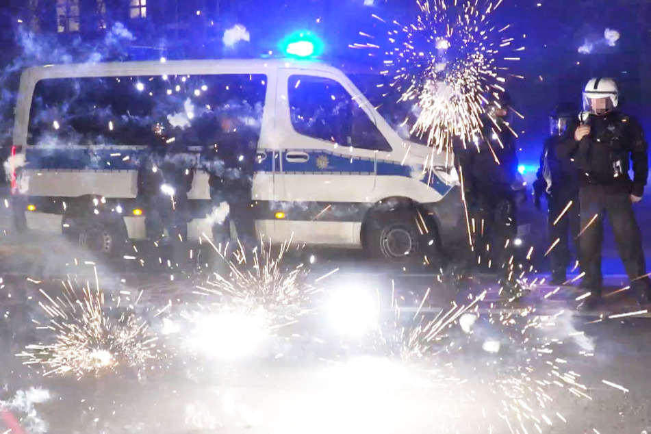 In der Silvesternacht 2022/23 waren Polizisten und Feuerwehrleute in Berlin von Randalierern mit Raketen und Böllern attackiert worden.