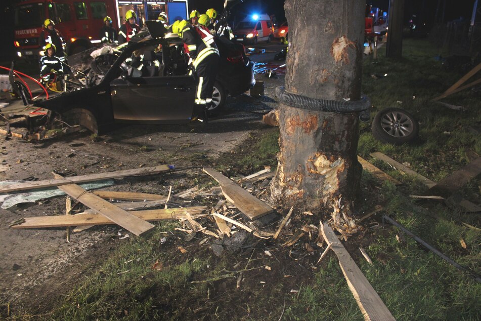 In Rees-Haldern kam es in der vergangenen Nacht zu einem schweren Unfall, bei dem zwei Personen (17, 20) starben.