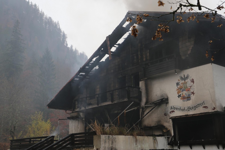 Das Feuer hat sich durch den Dachstuhl des ehemaligen Hotels gefressen.