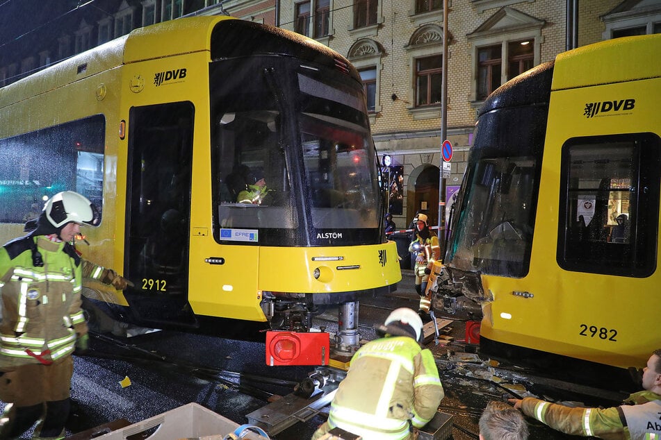 Kräfte der Feuerwehr waren bis tief in die Nacht mit der herausfordernden Bergung beschäftigt.