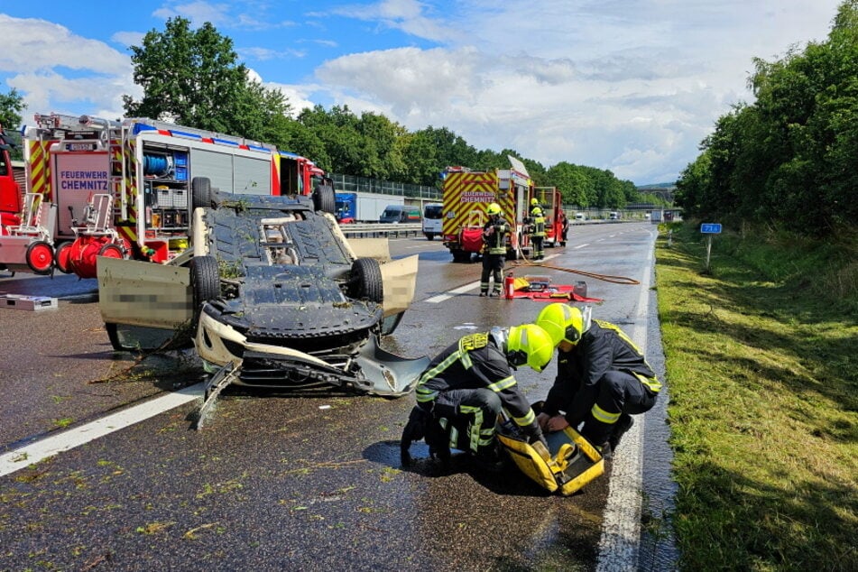Das Auto hat sich mehrfach überschlagen.