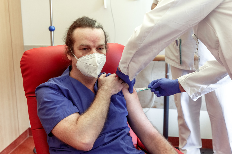 Ein Pfleger auf der Corona-Intensivstation der Asklepios Klinik Barmbek erhält eine Impfung.