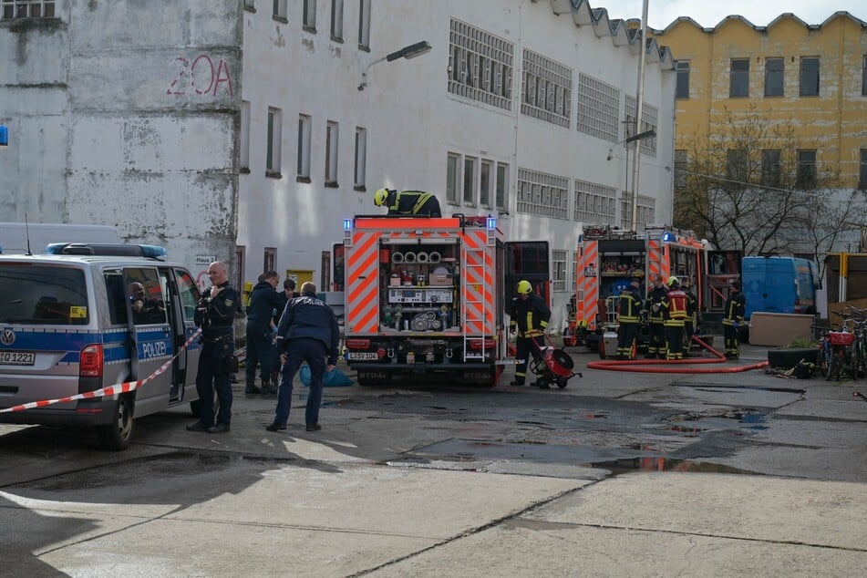 Bei den Löscharbeiten machten Kameraden der Feuerwehr dann eine brisante Entdeckung. (Archivfoto)