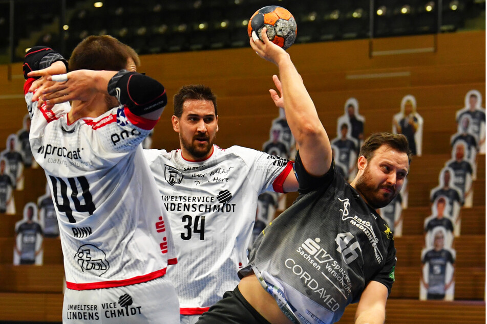 Hier kann sich HCE-Spieler Jonas Thümmler (r.) mal durchsetzen und einen seiner fünf Treffer gegen Ferndorf erzielen.