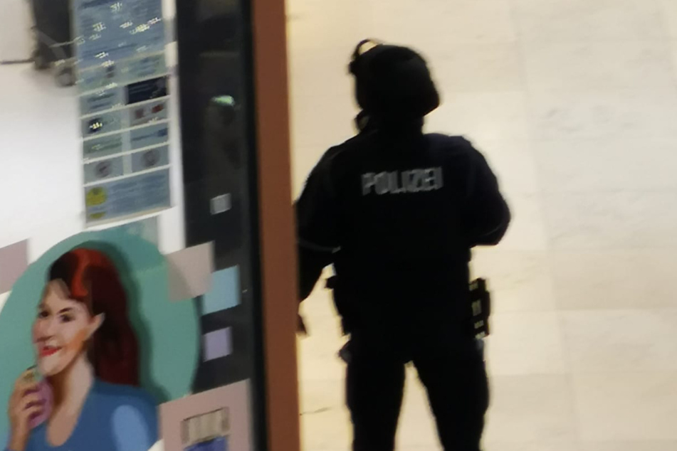 Die Polizei ist in der Altmarkt-Galerie.