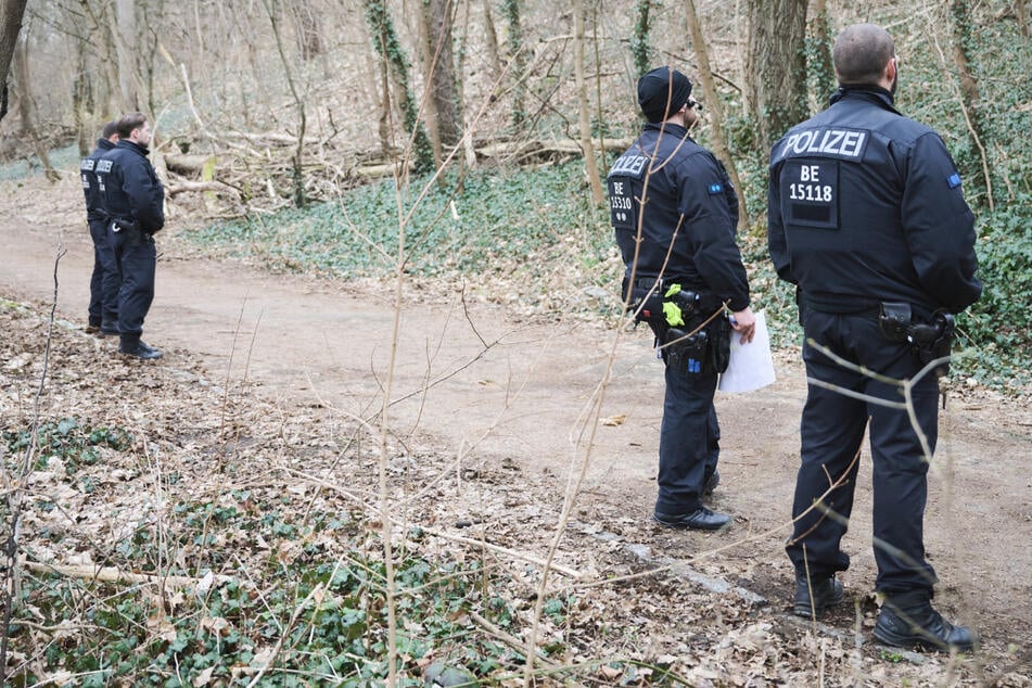 Polizisten durchsuchten nach dem schrecklichen Fund das Gebiet nach weiteren Körperteilen.