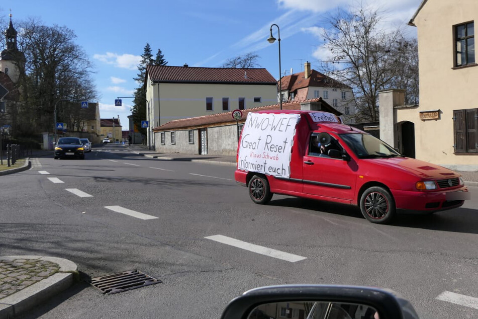 Der Autokorso aus Naumburg fährt durch Liebertwolkwitz im Süden von Leipzig.