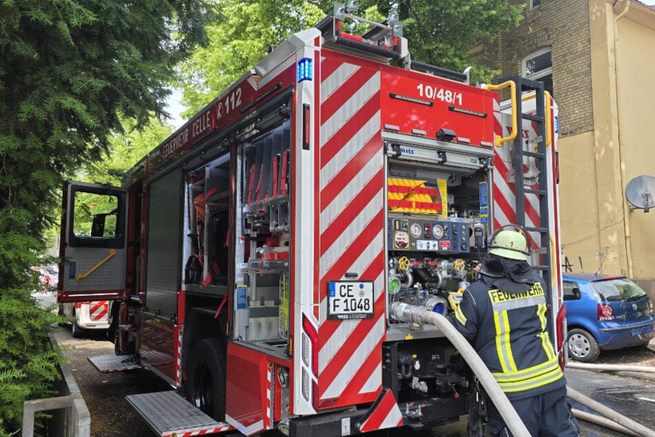 Die Einsatzkräfte konnten das Feuer löschen, eine Person kam dennoch ums Leben.