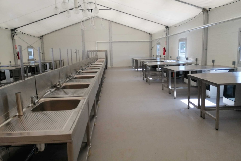 In einem der Leichtbauhallen ist eine Küche untergebracht. Dort können sich die Geflüchteten ihre Mahlzeiten selber zubereiten.