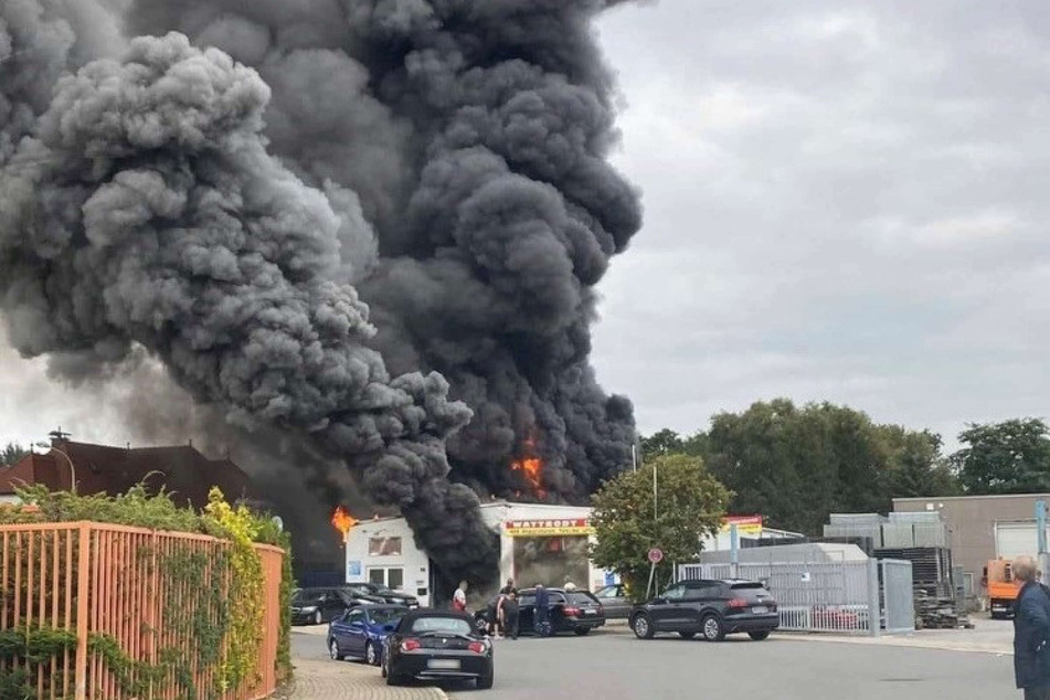 Eine schwarze Rauchwolke war über der in Vollbrand stehenden Autowerkstatt in Langenfeld aufgestiegen.
