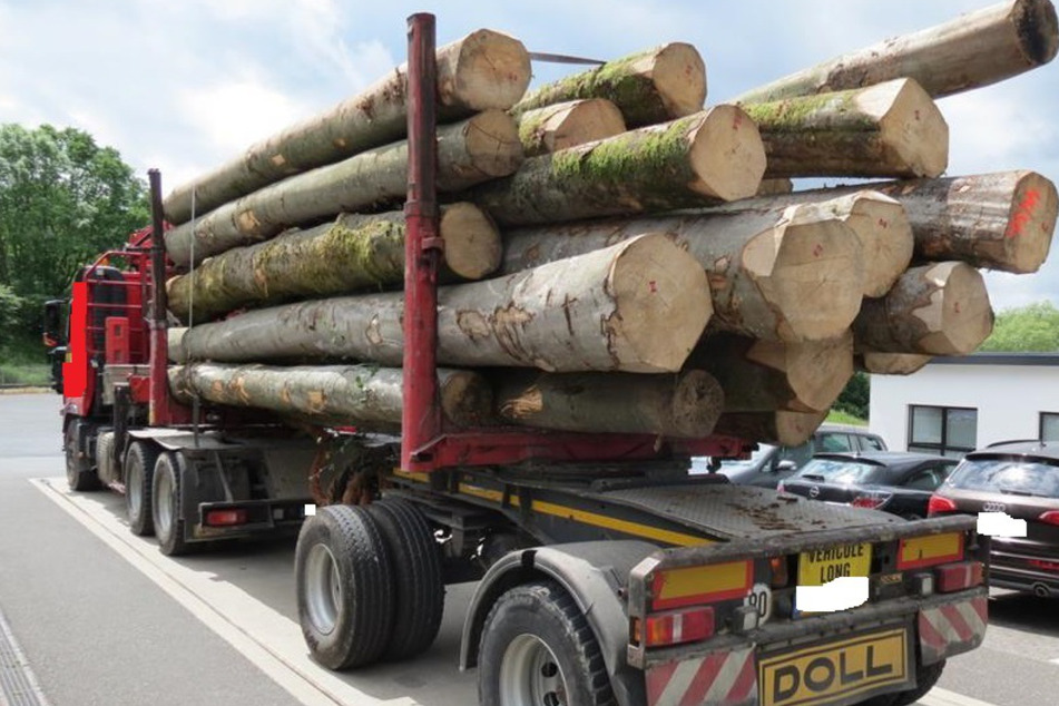 1,16 Promille und viel zu viel Holz geladen: Polizei zieht gleich zwei Lkw aus dem Verkehr