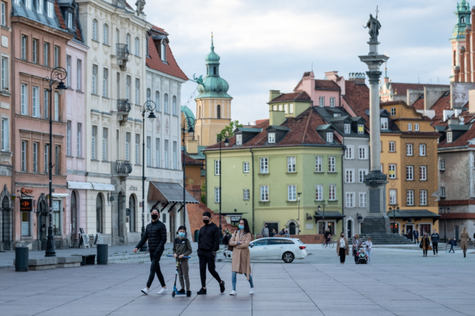 Polen, Warschau: Passanten gehen über einen Platz in der Altstadt.