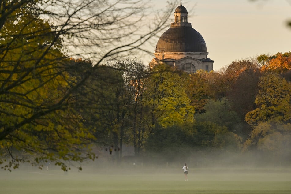Auch im Englischen Garten in München wird es sonnig. (Archivfoto)