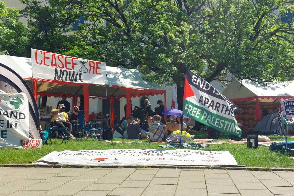 Nach einer gerichtlichen Auseinandersetzung darf das Pro-Palästina-Protestcamp Dutzender Aktivisten vor der Ludwig-Maximilians-Universität (LMU) in München stehen bleiben.