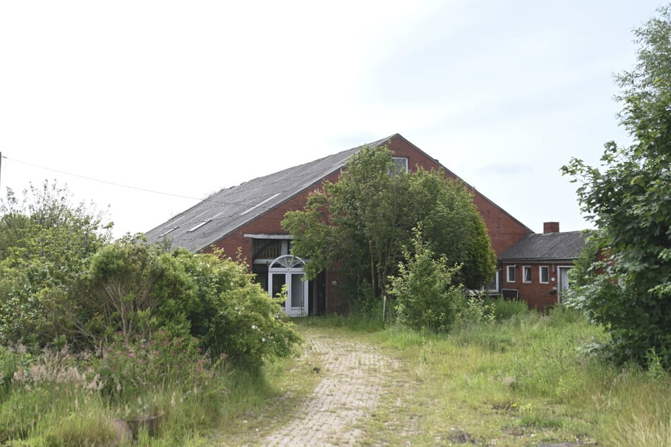 Zum Angebot gehört auch ein leerstehendes Bauernhaus.