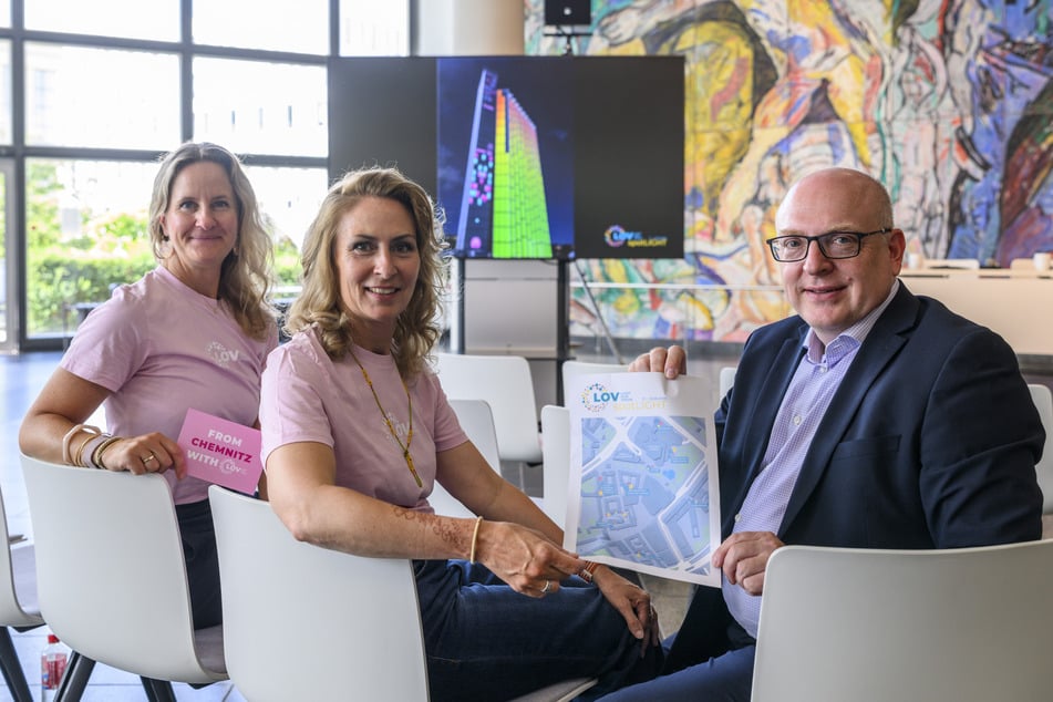 Veranstalten in diesem Jahr "Light our Vision" gemeinsam (v.l.): Linda Hüttner (47), Lotte Claudia Fischer und OB Sven Schulze (54, SPD).