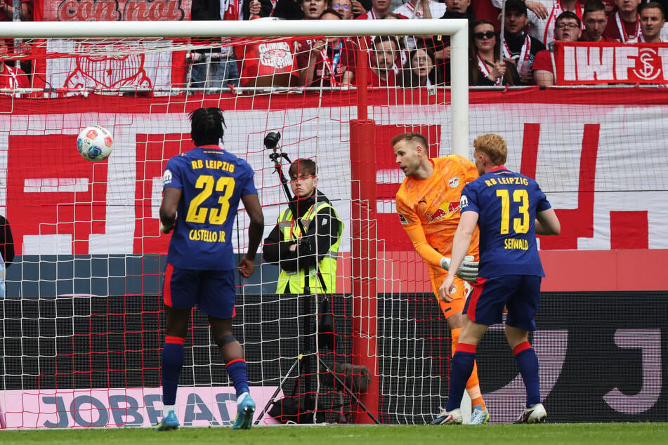 Bei seinem vielleicht letzten Spiel als Nummer 1 musste RB Leipzigs Tormann Peter Gulacsi (36) gleich vier Mal hinter sich greifen.