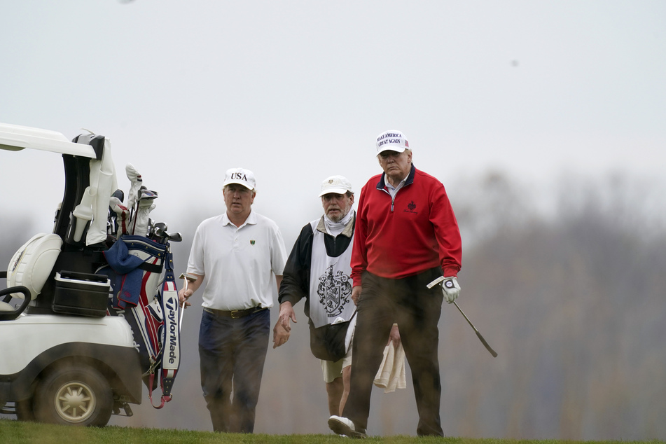 Der noch amtierende US-Präsident Donald Trump spielt lieber Golf als sich mit der Corona-Krise zu befassen.
